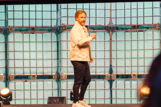 Stijn Bermans aan het spreken op een event