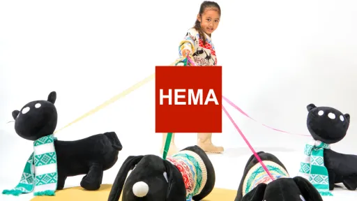 Meisje die trekt aan hema knuffel honden